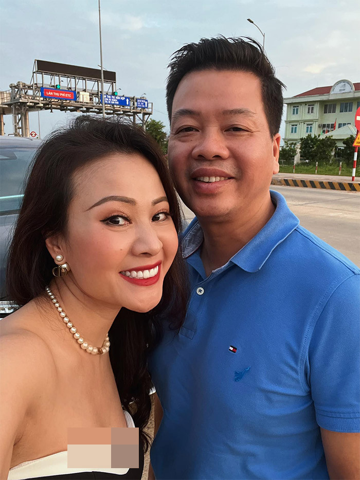 21 năm bên nhau, bí quyết để giữ hôn nhân bền vững của cặp đôi là khi có chuyện gì xảy ra, cả hai luôn cố gắng giải quyết dứt điểm và êm đẹp. Cả hai vợ chồng luôn biết đủ với những gì mình đang có nên luôn cảm thấy hạnh phúc, yêu đời. (Ảnh: FBNV)