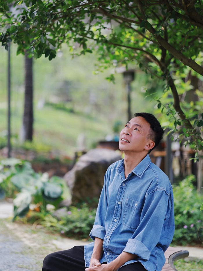 Sau khi chia tay, ba con chung của nam ca sĩ và vợ luân phiên ở cùng bố mẹ. Vợ và ba con của Việt Hoàn sống tại căn nhà trước kia cặp đôi chung sống còn nam ca sĩ sinh năm 1966 sống một mình tại trang trại rộng 10.000m2 ở Thạch Thất, Hà Nội. (Ảnh: FBNV)