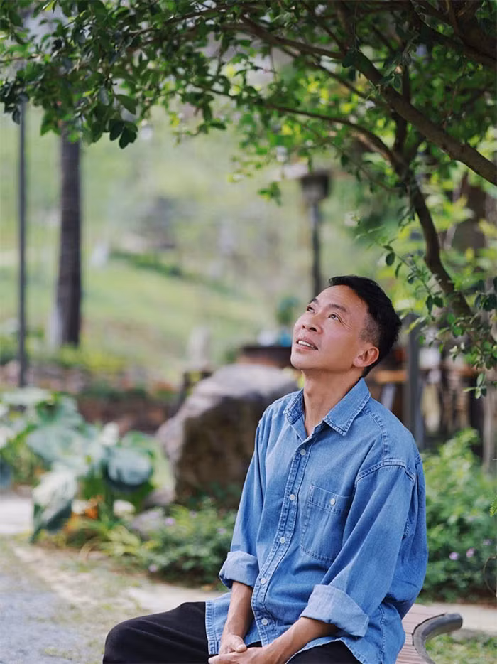 Sau khi chia tay, ba con chung của nam ca sĩ và vợ luân phiên ở cùng bố mẹ. Vợ và ba con của Việt Hoàn sống tại căn nhà trước kia cặp đôi chung sống còn nam ca sĩ sinh năm 1966 sống một mình tại trang trại rộng 10.000m2 ở Thạch Thất, Hà Nội. (Ảnh: FBNV)