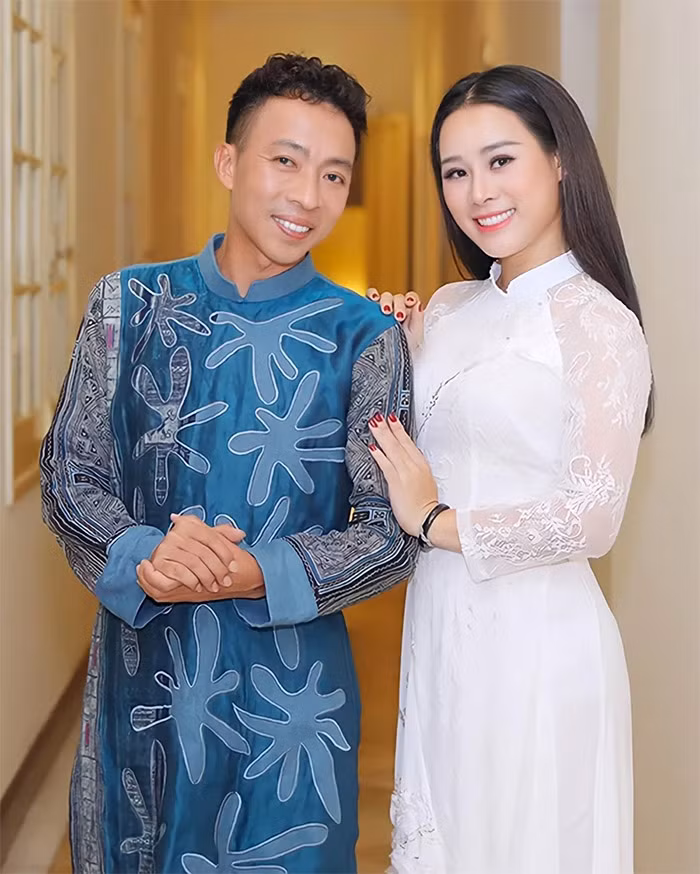 Sau hai năm ly hôn, mới đây, ca sĩ Việt Hoàn mới xác nhận anh và vợ kém 18 tuổi - Hoa Trần đã chia tay vào cuối năm 2021 sau 14 năm chung sống. (Ảnh: FBNV)