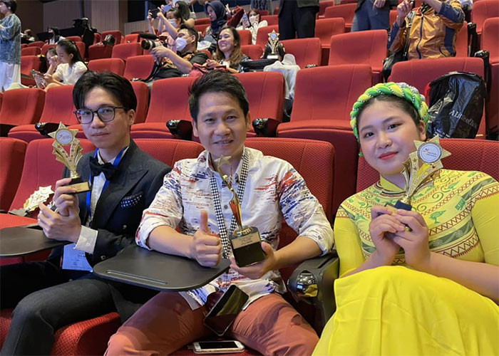 Hai con của giọng ca quê Thanh Hóa cũng thừa hưởng gen nghệ thuật của bố. Con trai lớn Tấn Đạt đang theo học khoa Trống jazz tại Học viện Âm nhạc Quốc gia Việt Nam, còn con gái út của anh đang học khoa Nhạc cụ truyền thống, đàn tranh. Mới đây, cả hai đều đạt giải thưởng cao tại Liên hoan nghệ thuật châu Á Thái Bình Dương - Asia Pacific Arts Festival - APAF 2022 Malaysia. (Ảnh: FBNV)