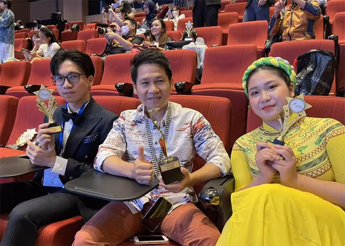 Hai con của giọng ca quê Thanh Hóa cũng thừa hưởng gen nghệ thuật của bố. Con trai lớn Tấn Đạt đang theo học khoa Trống jazz tại Học viện Âm nhạc Quốc gia Việt Nam, còn con gái út của anh đang học khoa Nhạc cụ truyền thống, đàn tranh. Mới đây, cả hai đều đạt giải thưởng cao tại Liên hoan nghệ thuật châu Á Thái Bình Dương - Asia Pacific Arts Festival - APAF 2022 Malaysia. (Ảnh: FBNV)