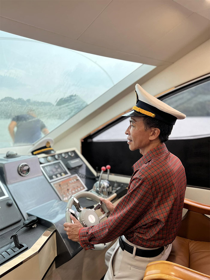 Vợ cũ Việt Hoàn từng chia sẻ, họ từng xảy ra những mâu thuẫn vì sự cách biệt về tuổi tác và khác nhau trong tính cách, nhưng cả hai đã gạt bỏ những điều đó, thay đổi để vun vén cho hạnh phúc gia đình. Chuyện tan vỡ của cặp đôi khiến nhiều người tiếc nuối. (Ảnh: FBNV)