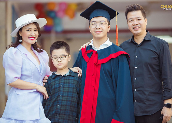 Nam ca sĩ Đăng Dương cũng có sự nghiệp và hôn nhân hạnh phúc không kém gì Trọng Tấn. Đăng Dương và bà xã Kim Xuyến kết hôn năm 2002 và có với nhau hai con trai nay đã lớn. (Ảnh: FBNV)