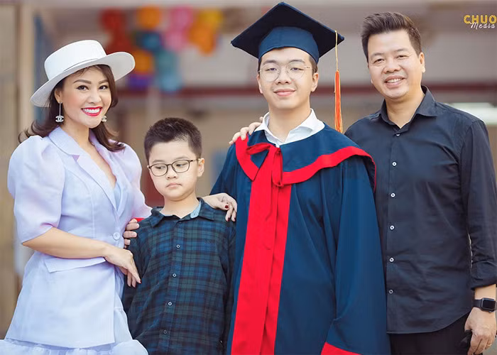 Nam ca sĩ Đăng Dương cũng có sự nghiệp và hôn nhân hạnh phúc không kém gì Trọng Tấn. Đăng Dương và bà xã Kim Xuyến kết hôn năm 2002 và có với nhau hai con trai nay đã lớn. (Ảnh: FBNV)