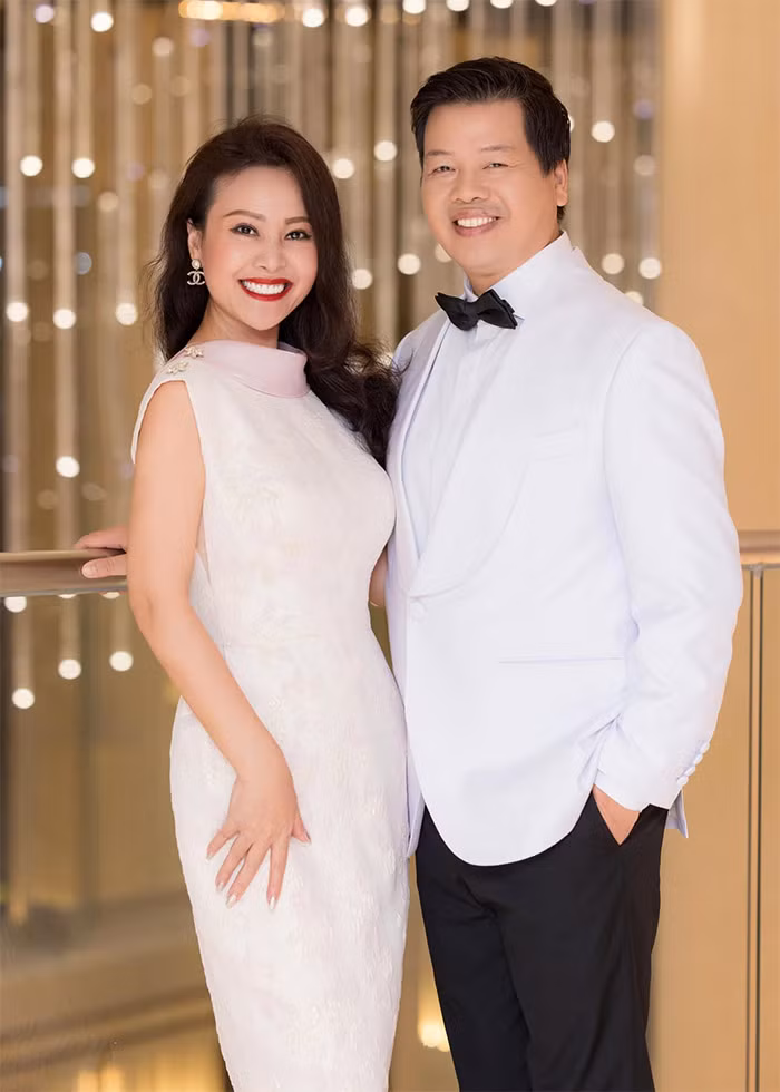 Vợ Đăng Dương - Kim Xuyến, từng là ca sĩ nhạc nhẹ tại Đoàn Nghệ thuật Quân khu 2. Sau khi kết hôn, cô lui về chăm sóc gia đình, làm hậu phương vững chắc cho chồng yên tâm phát triển sự nghiệp. (Ảnh: FBNV)