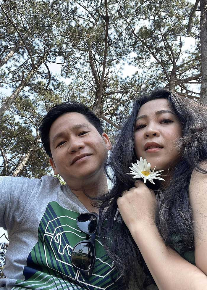 Thanh Hoa, vợ Trọng Tấn kém nam ca sĩ 1 tuổi, học cùng trường với anh ở trường cấp 3 Lam Sơn, Thanh Hóa. Thanh Hoa từng tốt nghiệp khoa Quản trị kinh doanh trường đại học Công Đoàn và khoa Tiếng Anh trường đại học Ngoại ngữ. Cô đang là giảng viên Học viện Âm nhạc Quốc gia Việt Nam. (Ảnh: FBNV)