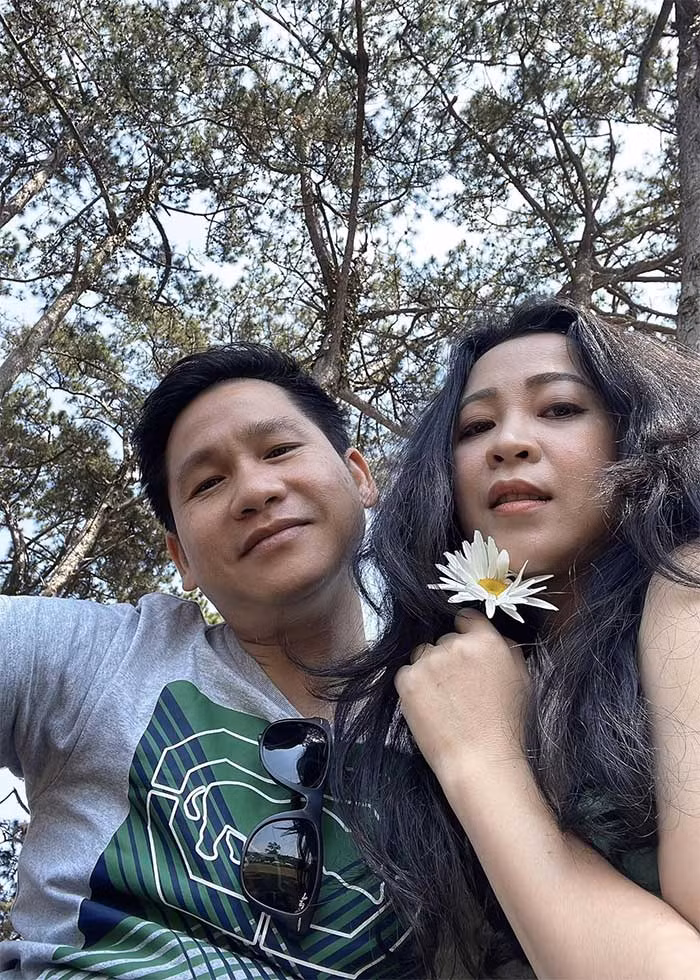 Thanh Hoa, vợ Trọng Tấn kém nam ca sĩ 1 tuổi, học cùng trường với anh ở trường cấp 3 Lam Sơn, Thanh Hóa. Thanh Hoa từng tốt nghiệp khoa Quản trị kinh doanh trường đại học Công Đoàn và khoa Tiếng Anh trường đại học Ngoại ngữ. Cô đang là giảng viên Học viện Âm nhạc Quốc gia Việt Nam. (Ảnh: FBNV)