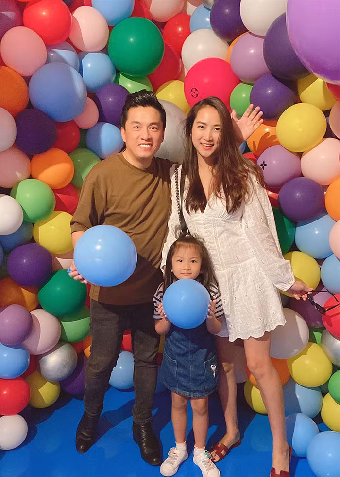 Khi đi chơi với chồng, con, Yến Phương thường chọn những kiểu váy áo đơn giản, không cầu kỳ về kiểu cách mà vẫn tôn được vẻ đẹp bản thân.