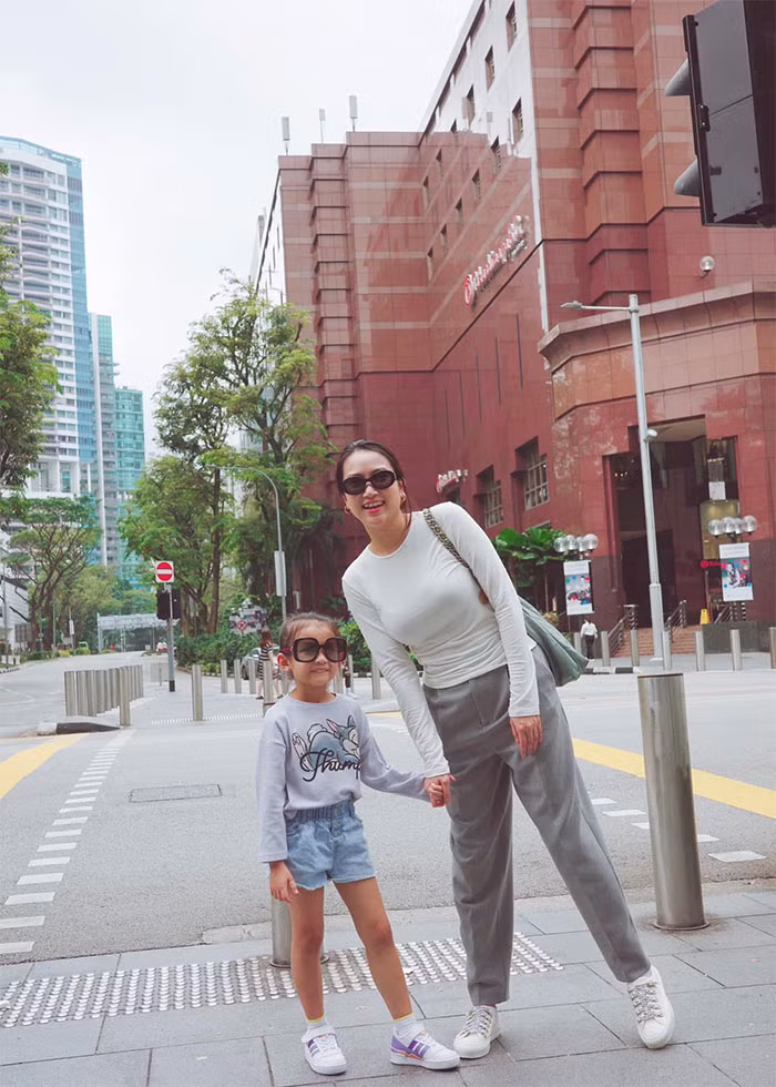 Giày thể thao, quần âu màu ghi áo thun trắng, bộ đồ không có gì đặc biệt nhưng cách kết hợp nhẹ nhàng, tinh tế của bà xã Lam Trường nhận được nhiều lời khen.