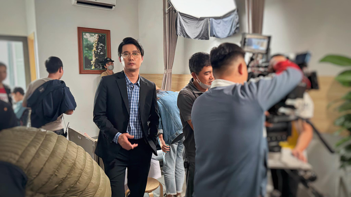 Trở lại màn ảnh nhỏ sau một thời gian vắng bóng, nam diễn viên sở hữu chiều cao 1m8 thu hút bởi tạo hình tổng tài nam tính, lịch lãm, tài giỏi.