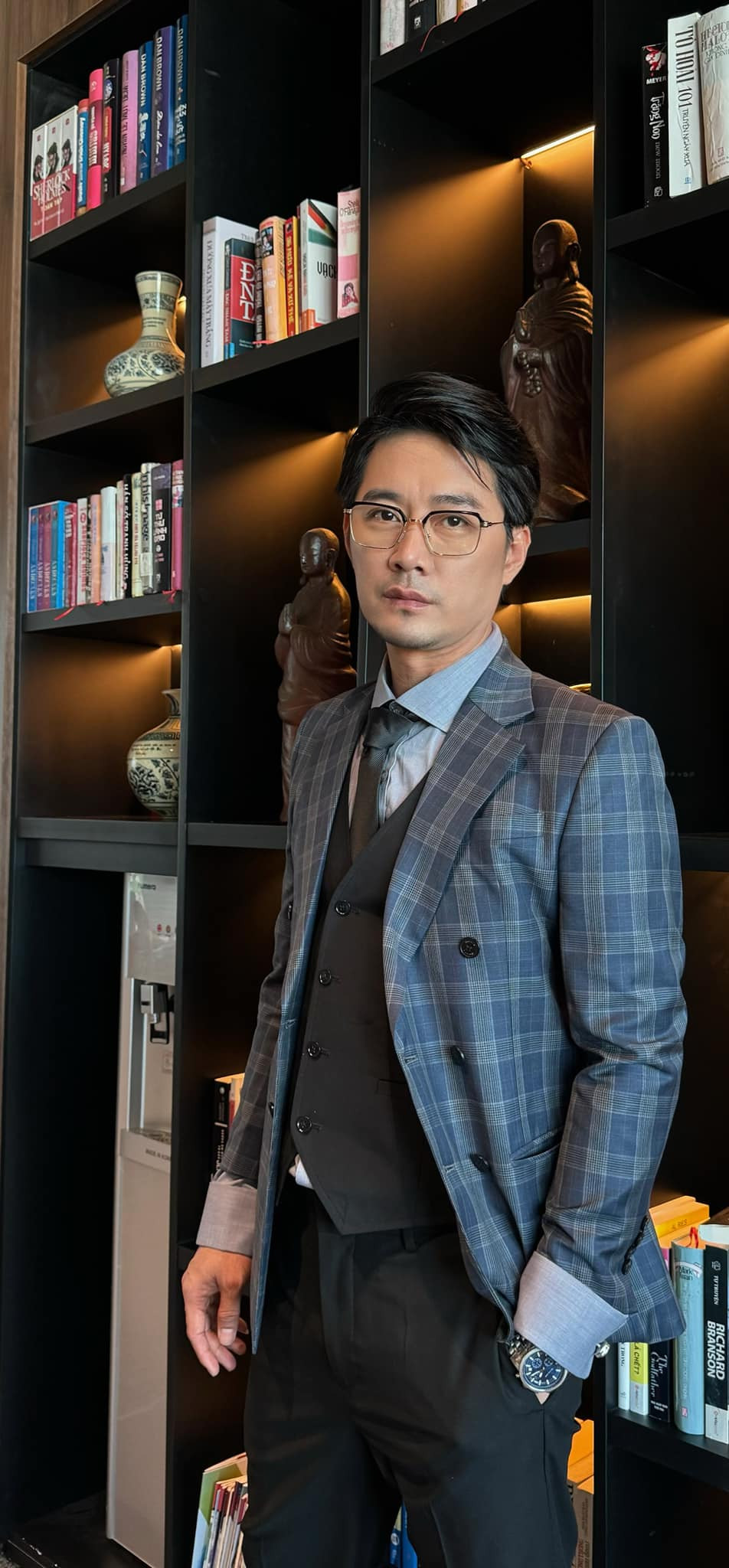 Sếp Giang trong "Chúng ta của 8 năm sau" được biết đến với vai trò là một MC, ca sĩ và diễn viên. Anh từng gây ấn tượng với khán giả qua các bộ phim như: Biệt thự Pensse, Gió về Cù Lao, Ly hôn, Một văn phòng luật sư, Mắt biển...