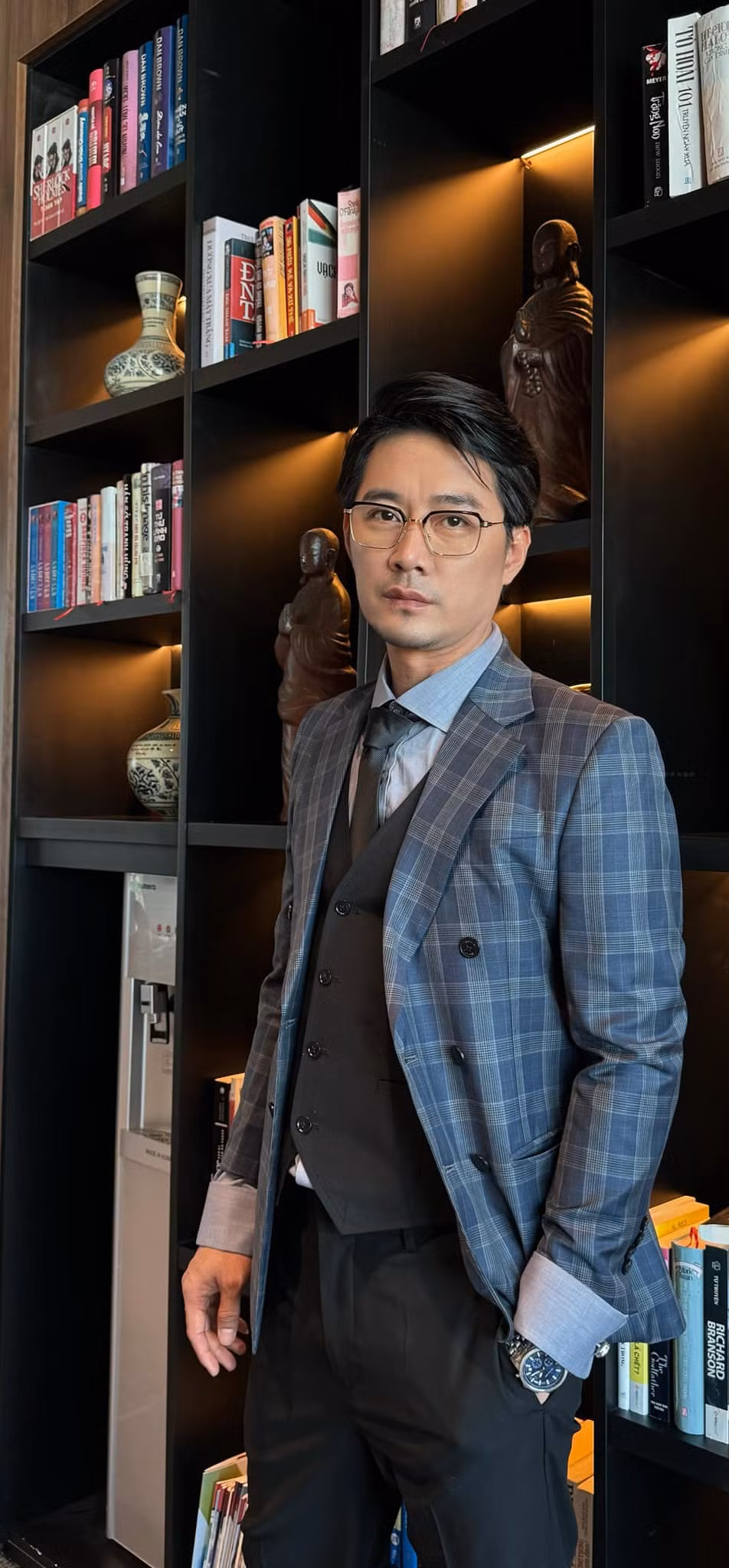 Sếp Giang trong "Chúng ta của 8 năm sau" được biết đến với vai trò là một MC, ca sĩ và diễn viên. Anh từng gây ấn tượng với khán giả qua các bộ phim như: Biệt thự Pensse, Gió về Cù Lao, Ly hôn, Một văn phòng luật sư, Mắt biển...