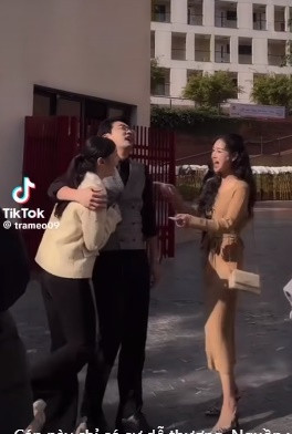 Đoạn video được "tiểu tam" Cù Thị Trà đăng lên TikTok còn để lộ khoảnh khắc diễn viên Khôi Trần ôm ấp Quỳnh Kool cực tình cảm ở hậu trường phim.