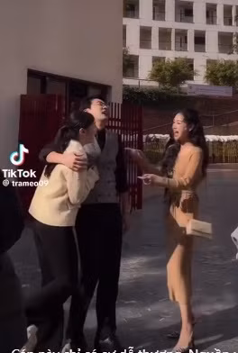 Đoạn video được "tiểu tam" Cù Thị Trà đăng lên TikTok còn để lộ khoảnh khắc diễn viên Khôi Trần ôm ấp Quỳnh Kool cực tình cảm ở hậu trường phim.