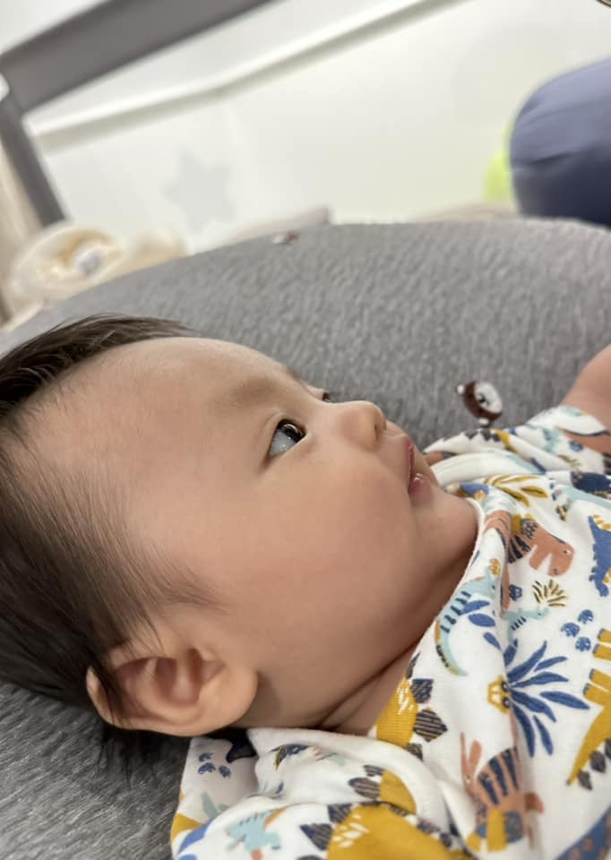 Ngày 24/8, trên trang cá nhân Đàm Thu Trang lần đầu khoe cận mặt con trai thứ hai sau gần ba tháng quý tử chào đời: "Con là Sutin... mẹ con mê góc nghiêng của con quá rồi cô chú ơi".