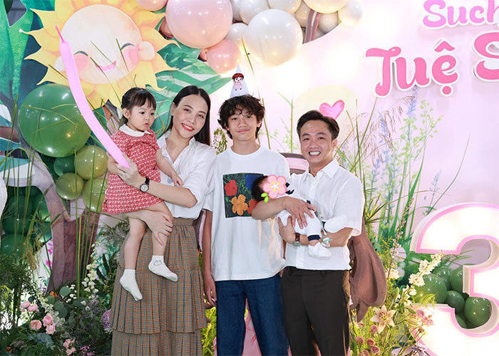 Sau đám cưới vào tháng 7/2019, Đàm Thu Trang gần như rút khỏi showbiz. Tháng 8/2020, người đẹp sinh bé Suchin và sau đó dành phần lớn thời gian chăm sóc con, hỗ trợ chồng trong việc kinh doanh.