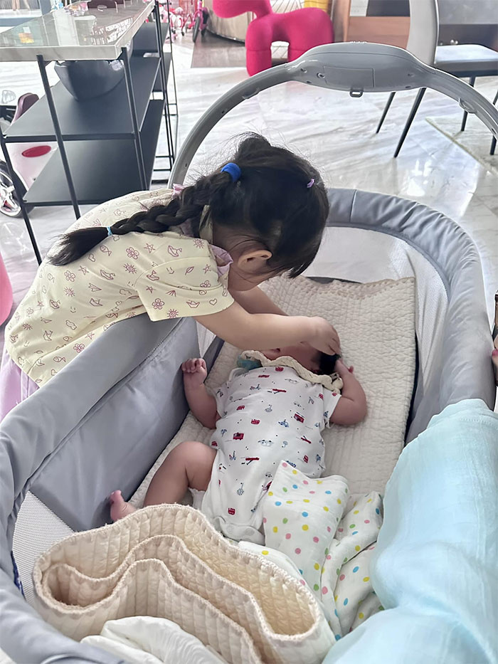 Chị ba Suchi cũng giúp đỡ mẹ trông em rất khéo.