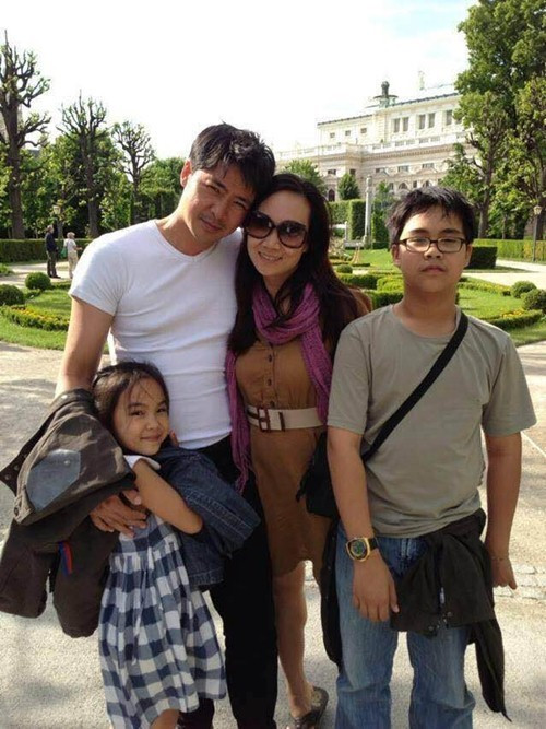 Hình ảnh gia đình hạnh phúc của nam diễn viên cách đây nhiều năm. Lê Vũ Long và vợ cũng là một diễn viên múa chuyên nghiệp đã có gần 30 năm gắn bó bên nhau. Ảnh: Gia đình &amp; Xã hội.