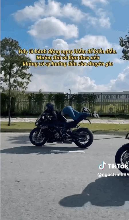 Sau vụ Ngọc Trinh bị tai nạn mô tô, một đoạn clip ghi lại khoảnh khắc trước lúc nữ người mẫu ngã xe đang được lan truyền.