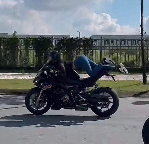 Theo đó, "nữ hoàng nội y" thực hiện nhiều động tác nguy hiểm khi lái mô tô phân khối lớn.