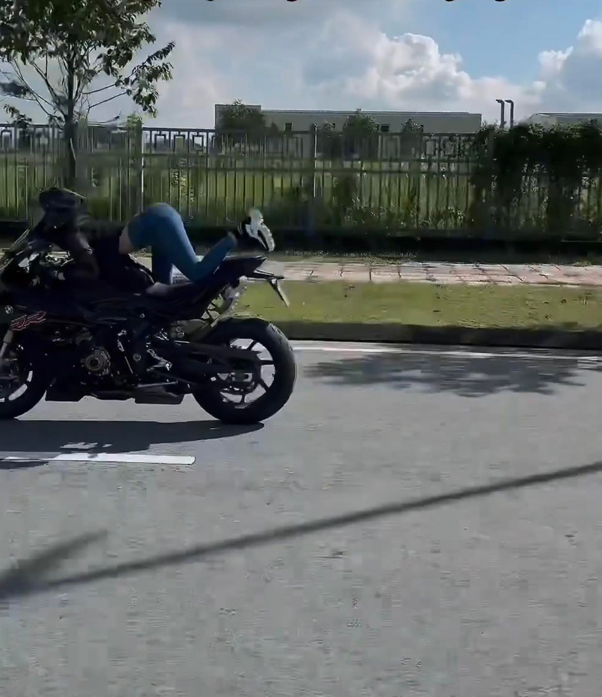 Dù học lái xe từ người có kinh nghiệm nhưng vì là người mới nên Ngọc Trinh có lẽ không lường trước hết những nguy hiểm.