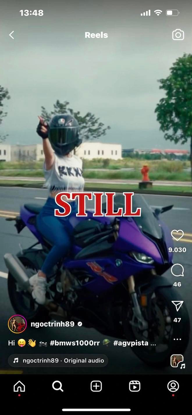 Trước đó, Ngọc Trinh gây phẫn nộ khi đăng tải loạt clip vừa lái mô tô vừa đứng trên xe, buông hai tay hay ngồi một bên xe... Theo Phụ nữ Việt Nam, liên quan đến clip này, sáng nay 9/10, Công an TP Thủ Đức (TP HCM) đã gửi giấy mời làm việc đối với người mẫu Ngọc Trinh. Theo cơ quan chức năng, hành vi lái xe buông thả hai tay không chỉ vi phạm luật giao thông đường bộ mà con gây ảnh hưởng xấu đến xã hội, an ninh trật tự, giới trẻ có thể học đòi theo khi thấy clip trên mạng xã hội.