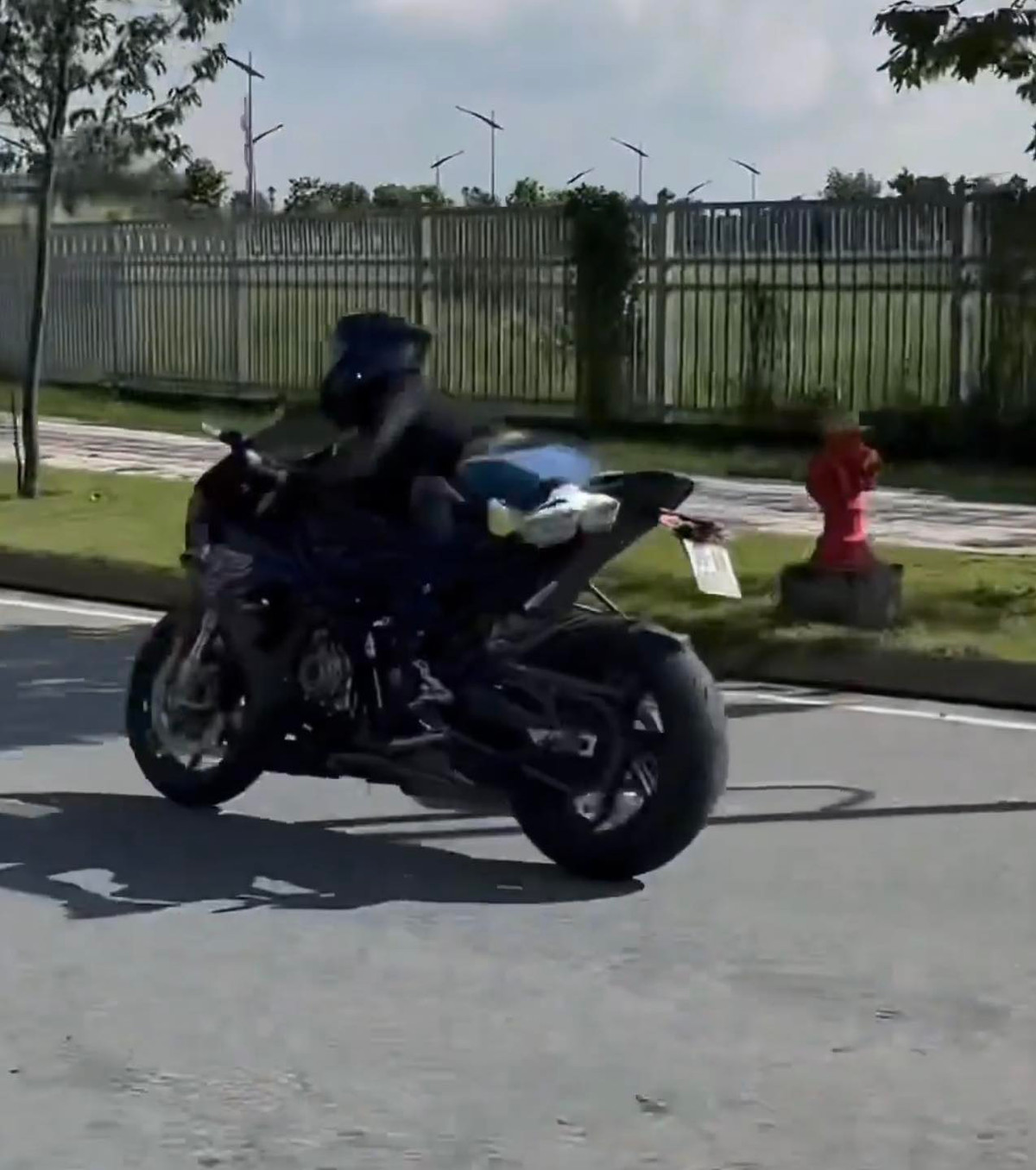 Do đổi tư thế vừa nằm vừa lái xe lại đến khúc cua, mỹ nhân gốc Trà Vinh đã không kịp xử lý tình huống.