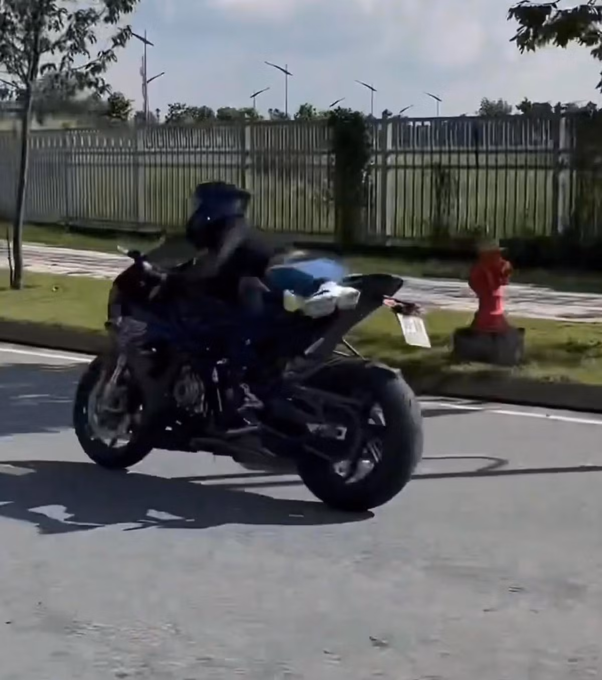 Do đổi tư thế vừa nằm vừa lái xe lại đến khúc cua, mỹ nhân gốc Trà Vinh đã không kịp xử lý tình huống.