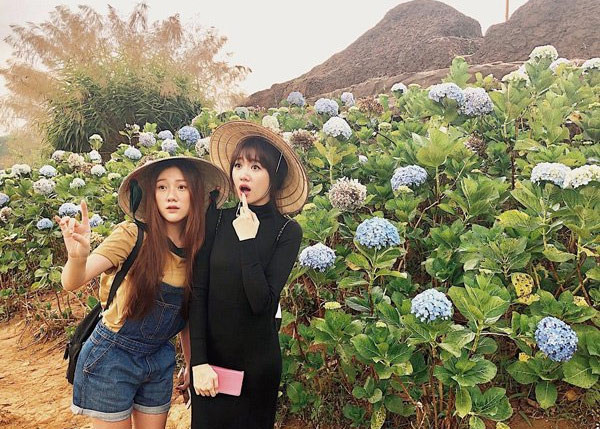 Hai chị em cũng hay đi du lịch và có rất nhiều kiểu ảnh cute cùng nhau như thế này.