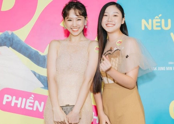 Hari Won và Uyển Ân vui vẻ chụp ảnh chung trong một sự kiện.