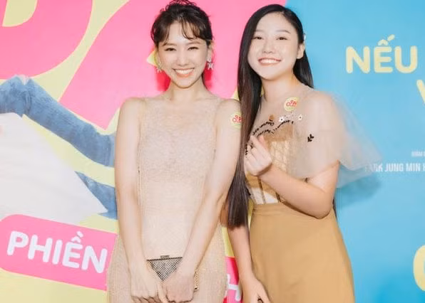 Hari Won và Uyển Ân vui vẻ chụp ảnh chung trong một sự kiện.