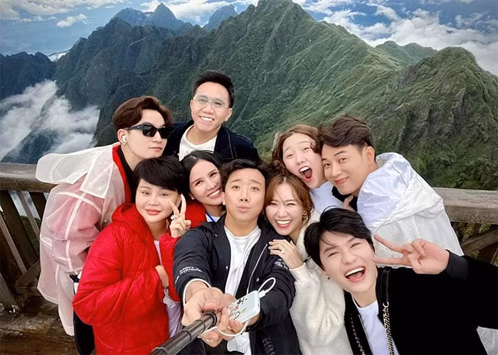 Cặp chị dâu - em chồng này thường xuyên đi chơi cùng nhóm, chụp hình với nhau.