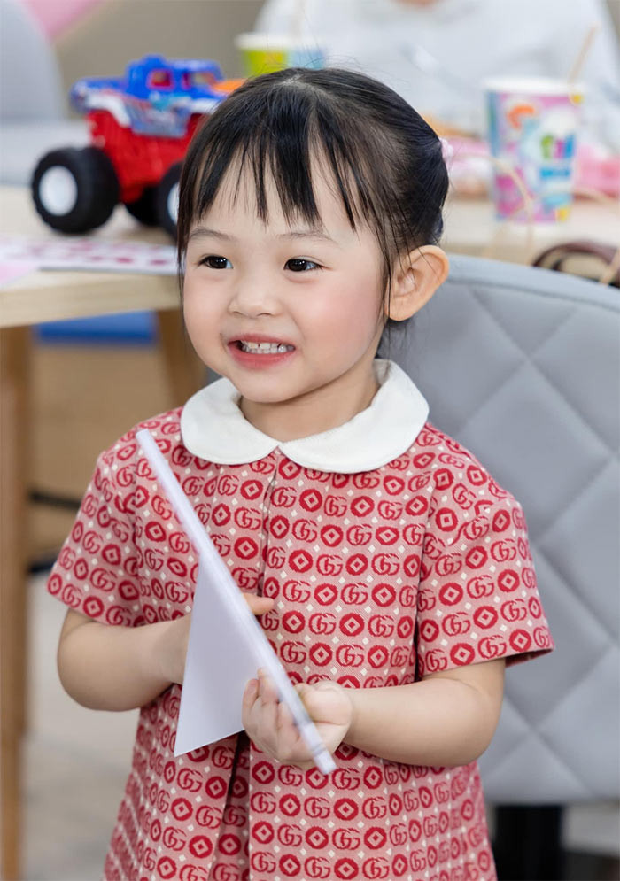 Bản thân Đàm Thu Trang cũng thừa nhận con gái giống bố nhiều hơn mẹ.