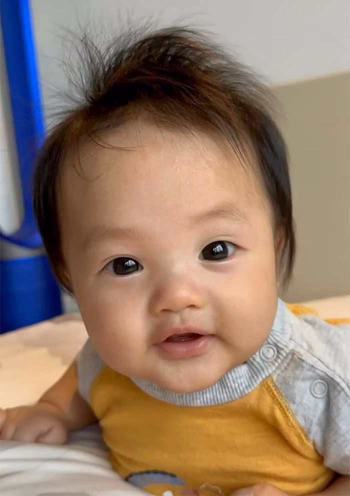 Không chỉ khuôn mặt mà đôi mắt của Sutin cũng là bản sao của bố Cường.