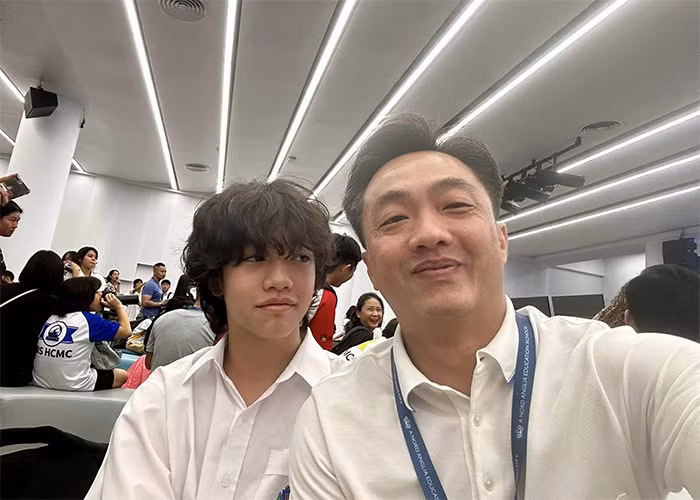 Con trai riêng của Cường Đô la và vợ cũ Hồ Ngọc Hà - bé Subeo cũng giống hệt khuôn mặt của bố, nhưng lại thừa hưởng chiều cao của mẹ.