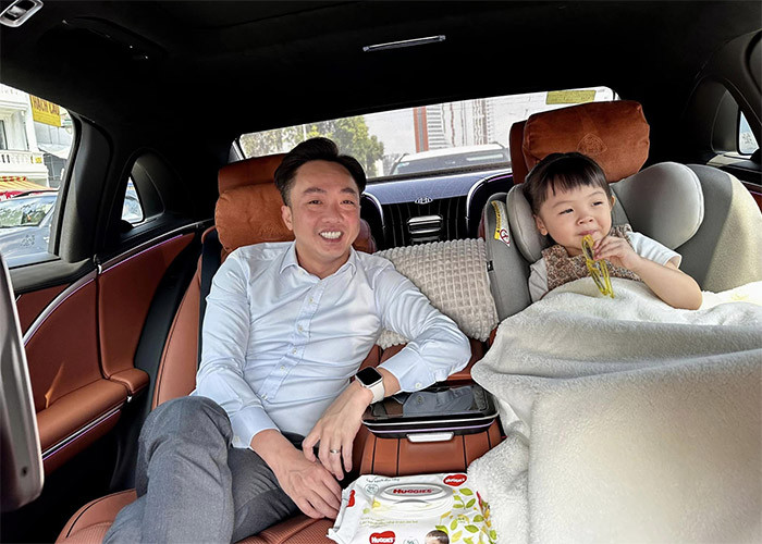 Con gái Suchin (tên thật là Tuệ San) cũng giống bố y hệt từ khuôn mặt tới nụ cười.