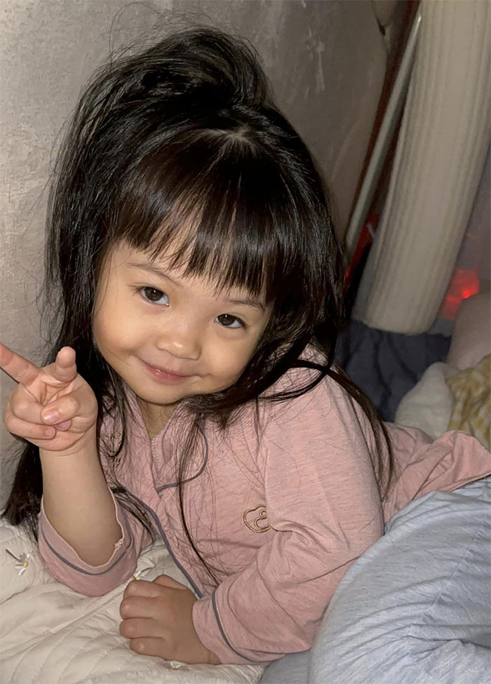 Suchin mới lên ba tuổi, rất đáng yêu và lém lỉnh, được bố Cường Đô la chiều chuộng hết mực.