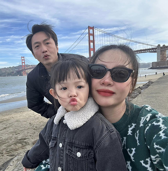 "Biết là con gái giống ba thật. Nhưng thật sự nhiều lúc không thể hiểu sao trông giống quá trời quá đất tới mức này. Chồng đi ăn tiệc vợ ở nhà đi ăn với con gái mà ngỡ như đang ngồi ăn với anh Nguyễn Quốc Cường luôn vậy đó", cựu người mẫu sinh năm 1989 viết trên trang cá nhân.