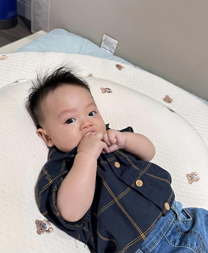 Cậu bé Sutin mới được gần 4 tháng tuổi nhưng đã lộ nét giống bố như đúc.