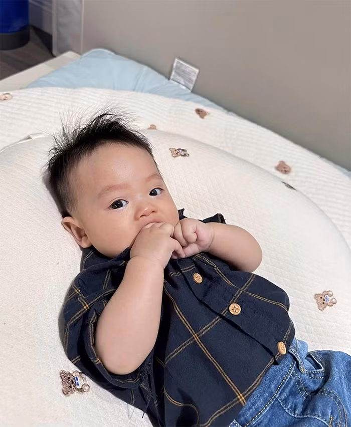 Cậu bé Sutin mới được gần 4 tháng tuổi nhưng đã lộ nét giống bố như đúc.