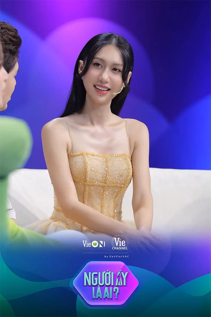 Ngoài ca hát, thời gian gần đây Lynk Lee rất đắt show làm khách mời các show truyền hình.