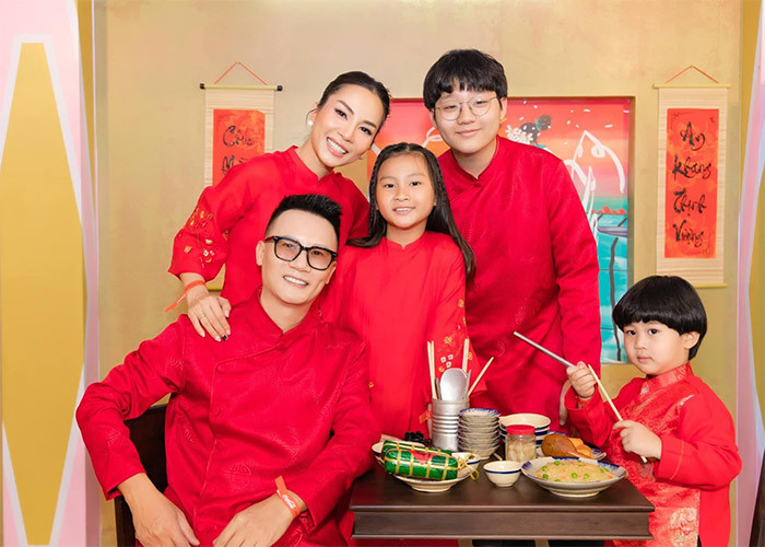Trên trang cá nhân, nam ca sĩ kiêm nhạc sĩ sinh năm 1980 thường xuyên đăng ảnh hạnh phúc với vợ và ba con.