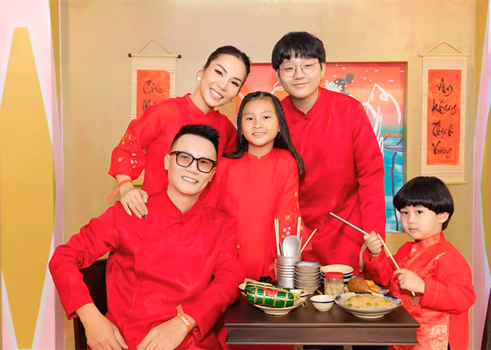 Trên trang cá nhân, nam ca sĩ kiêm nhạc sĩ sinh năm 1980 thường xuyên đăng ảnh hạnh phúc với vợ và ba con.