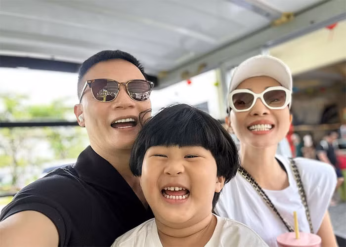 Sau ba lần vợ sinh con, năm 2020, Hoàng Bách đã quyết định đi triệt sản vì thương vợ mang nặng đẻ đau.