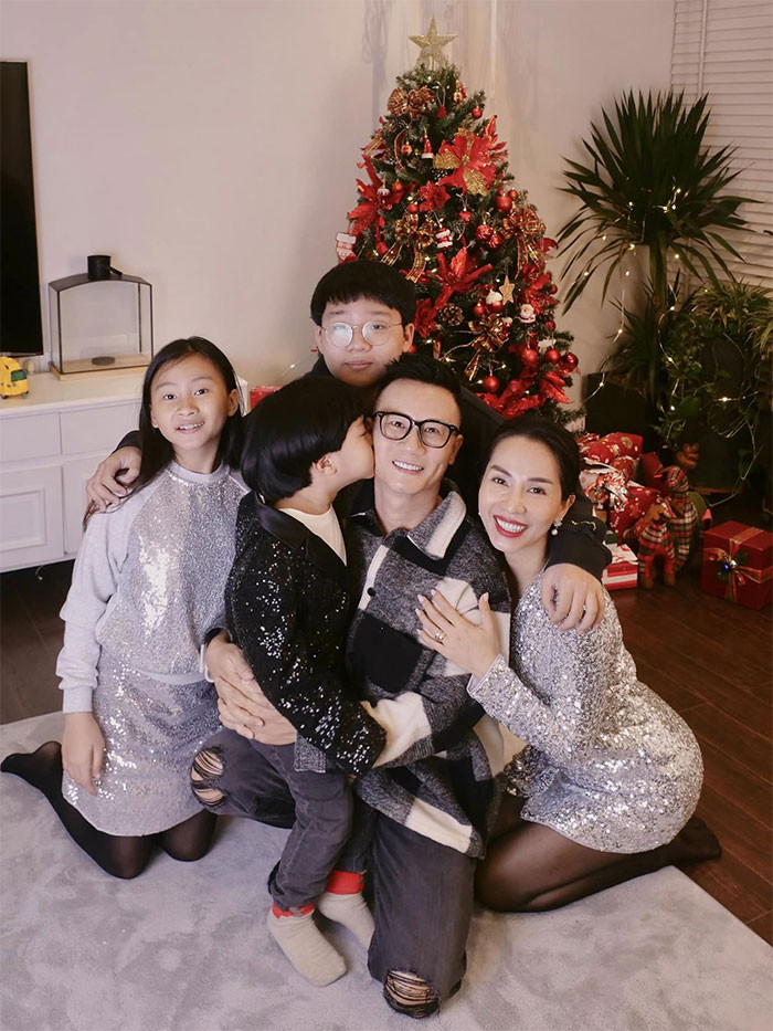 Hoàng Bách chia sẻ, ban đầu anh chỉ muốn sinh một con bởi nuôi dạy con cần nhiều trách nhiệm và kinh tế. Nhưng rồi gia đình anh có tới ba món quà là ba con dễ thương.