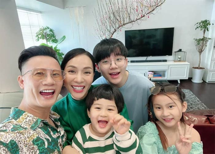 Sau 17 năm kết hôn, cả hai đang có tổ ấm hạnh phúc với 3 con, 2 trai một gái, tên là Tê Giác, Meo Meo và Hippo.