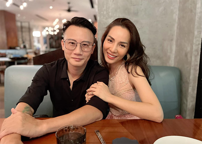 Năm 2022, Hoàng Bách ra mắt MV "Vượt biển" dành tặng riêng cho bà xã. Ca khúc này anh viết khi đồng hành cùng vợ trong quá trình "vượt cạn" con trai thứ ba.