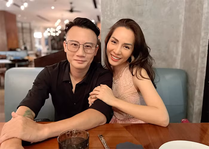 Năm 2022, Hoàng Bách ra mắt MV "Vượt biển" dành tặng riêng cho bà xã. Ca khúc này anh viết khi đồng hành cùng vợ trong quá trình "vượt cạn" con trai thứ ba.