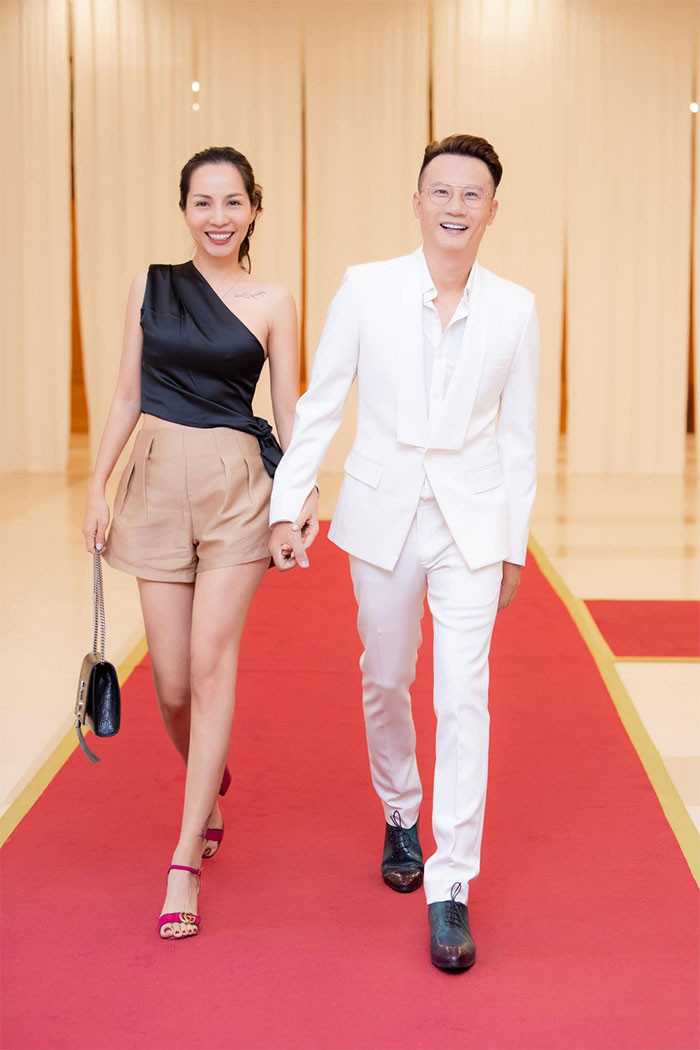 Ca sĩ, nhạc sĩ Hoàng Bách được khán giả yên mến qua các ca khúc như: "Chuyện chàng cô đơn", "Vệt nắng cuối trời", "Chạm vào vinh quang"… Anh từng là thành viên nhóm nhạc đình đám một thời AC&amp;M. Vợ ca sĩ Hoàng Bách là cựu người mẫu Đoàn Thanh Thảo. Sau khi lấy chồng, cô rút lui khỏi showbiz để chăm lo cho gia đình.